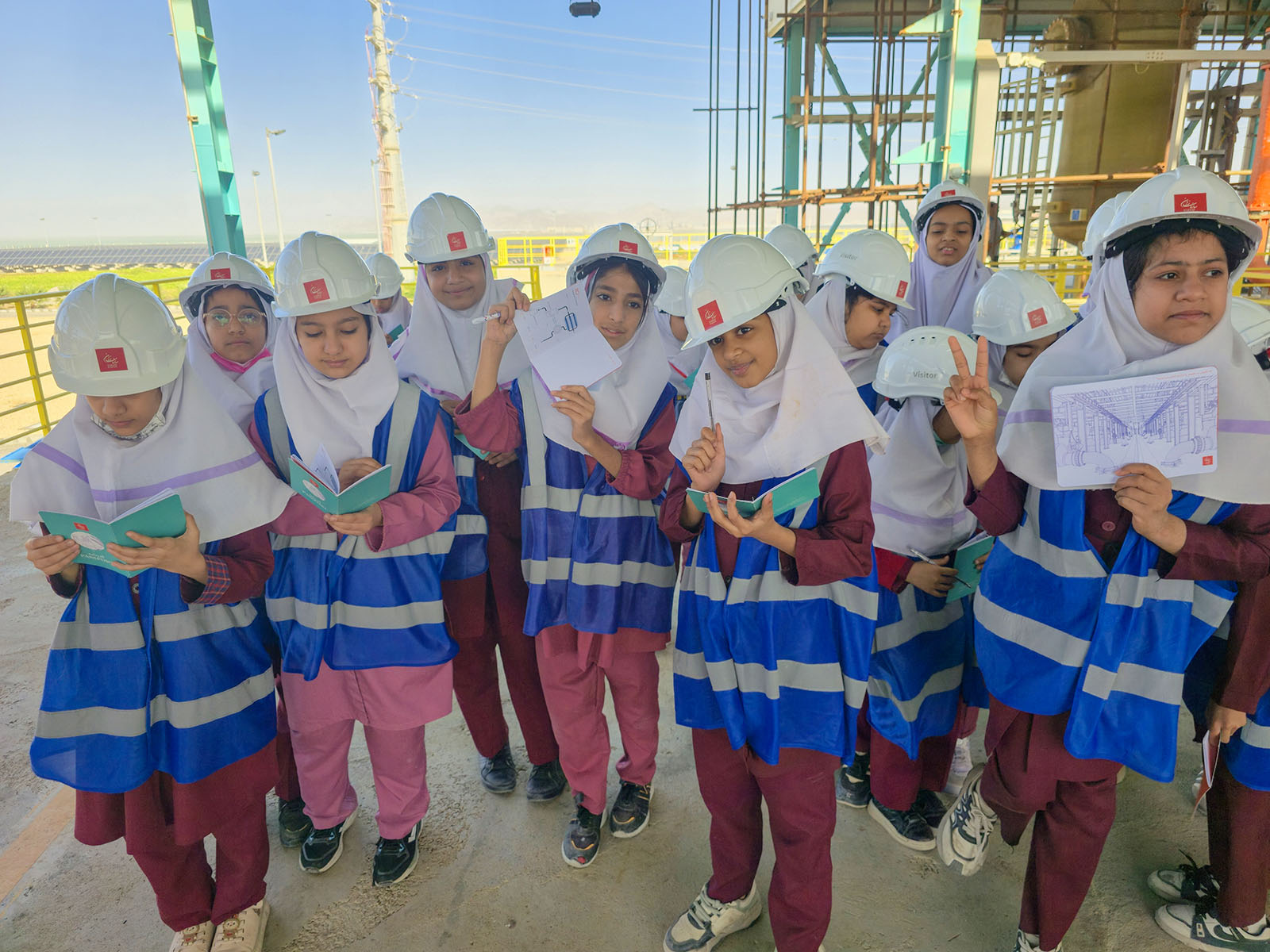 بازدید دانش‌آموزان دبستان دخترانه شهدا از مجتمع آب‌شیرین‌کن خلیج فارس